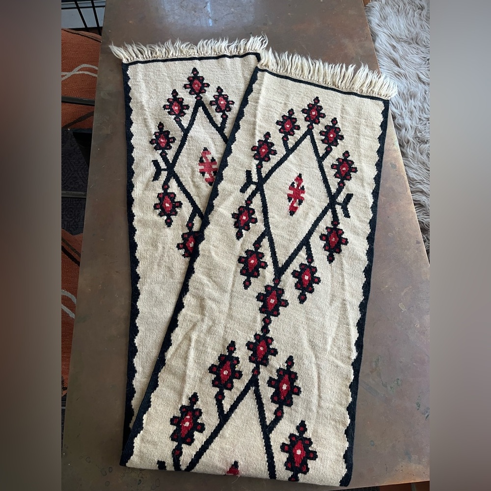 Geometric Patterned Table Runner - Picture 5 of 5